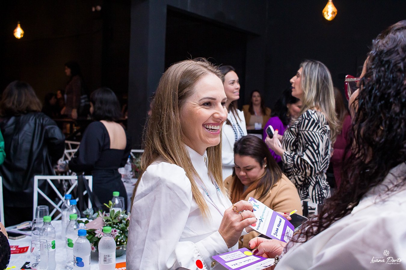 Empresária sorrindo durante o evento